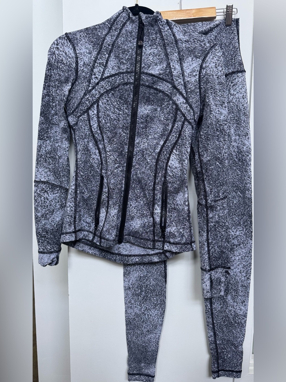 Lululemon Define Jacket and matching HR Wunder Under Pant Size 6 Black/White